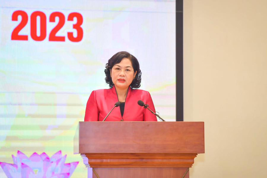 Thống  đốc  Nguyễn  Thị  Hồng  phát  biểu  tại  hội  nghị.